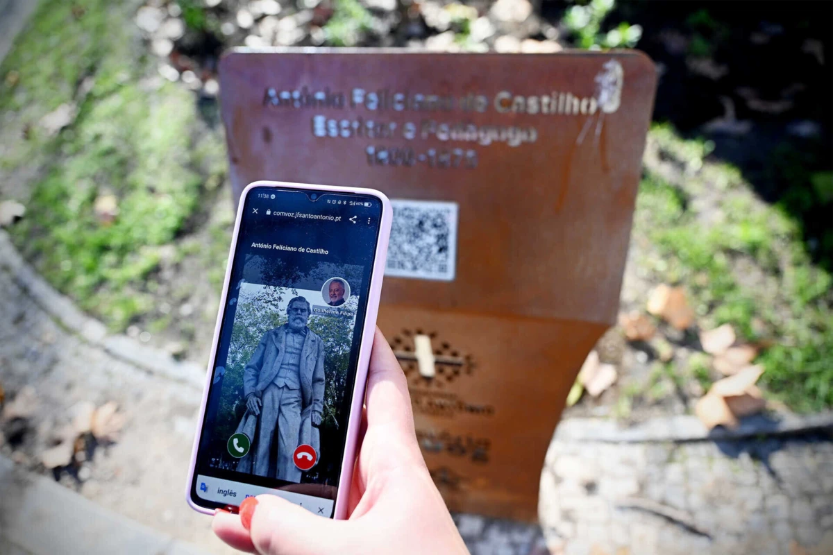 Basta apontar o telemóvel ao QR code para ouvir. Projeto "História com Voz" abrange estátuas da Avenida da Liberdade, em Lisboa