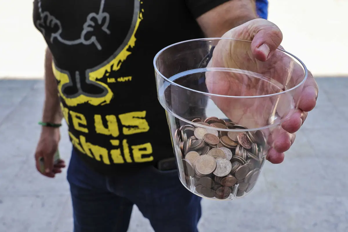 Os polícias recolheram cêntimos para entregar a Montenegro