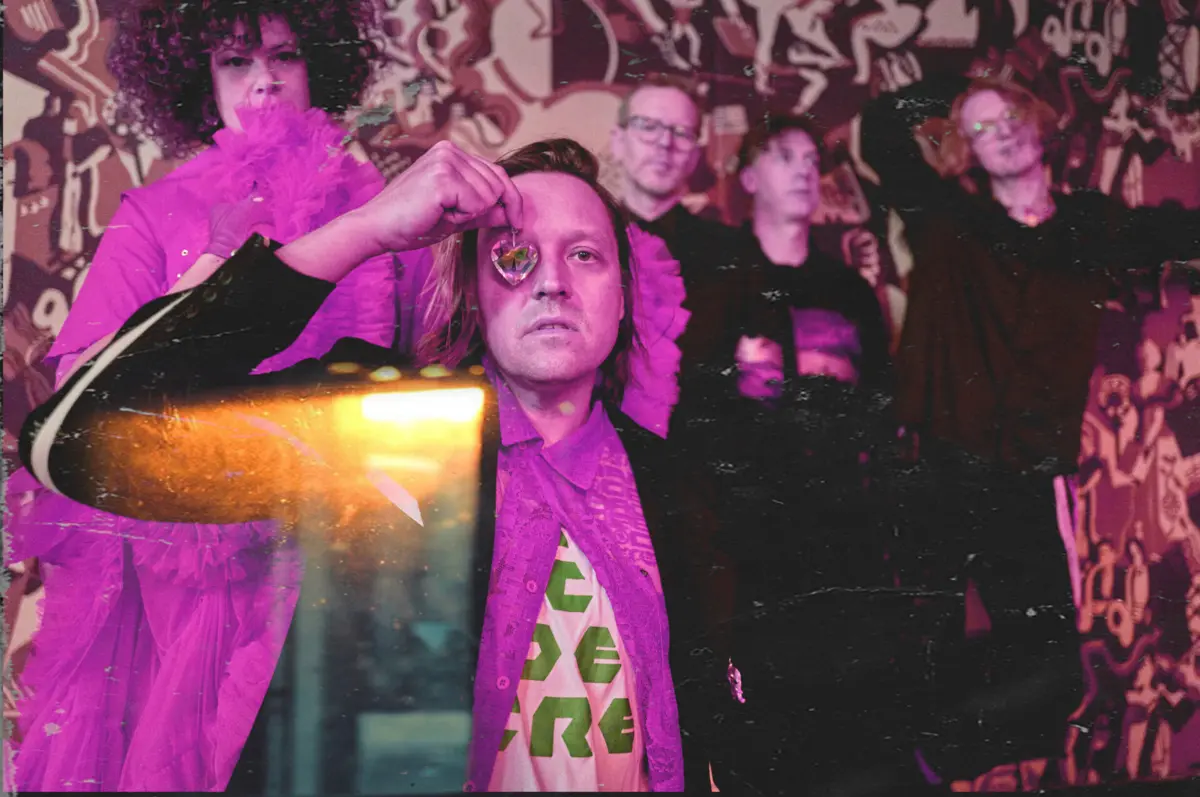 Nos novos Arcade Fire, tudo ou quase tudo é rosa, visual e cinematográfico