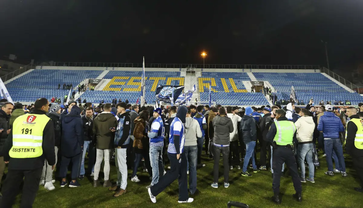 Adeptos portistas deixaram a bancada devido ao surgimento de fissuras na mesma