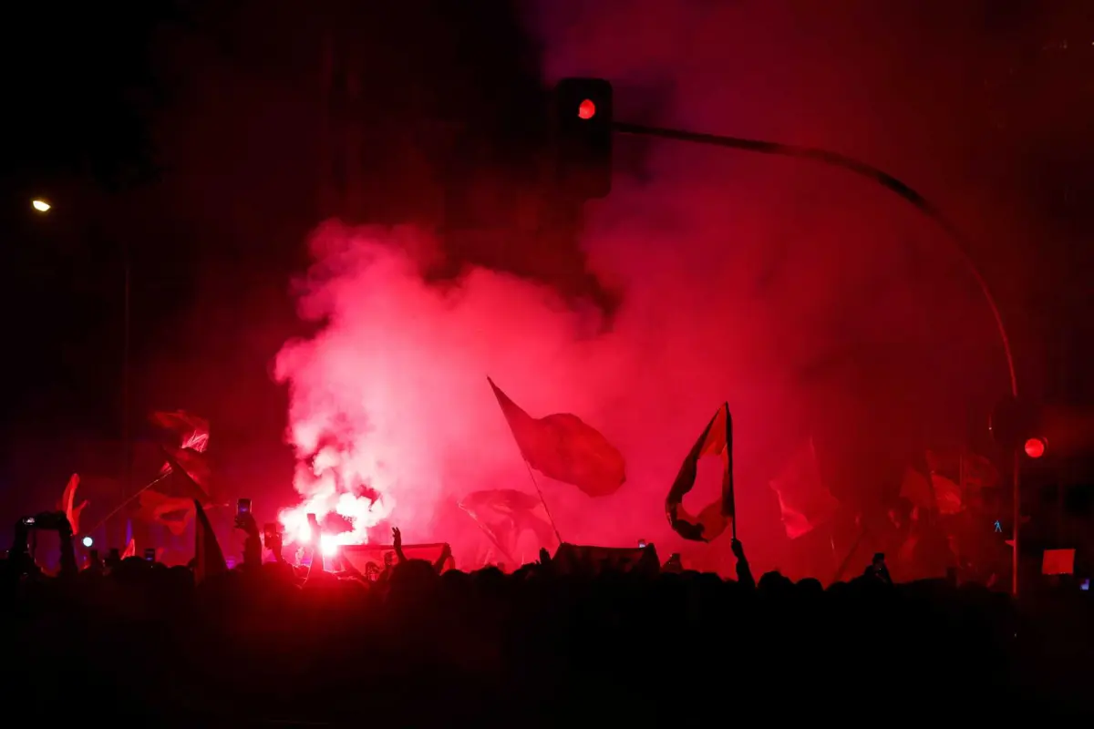 Manifestação junto à sede do PSOE em Madrid, na quinta-feira, reuniu quatro mil pessoas