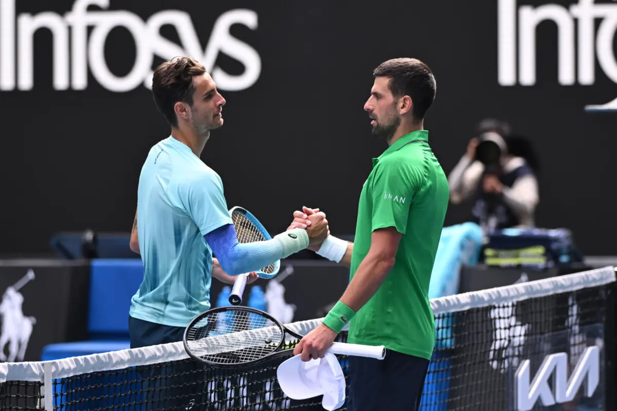 Djokovic beneficiou da desistência de Musetti para chegar às meias-finais do Open da Austrália