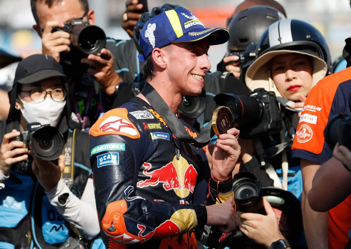 Pedro Acosta, com 21 anos e 279 dias, beneficiou de uma penalização atribuída a Marc Márquez