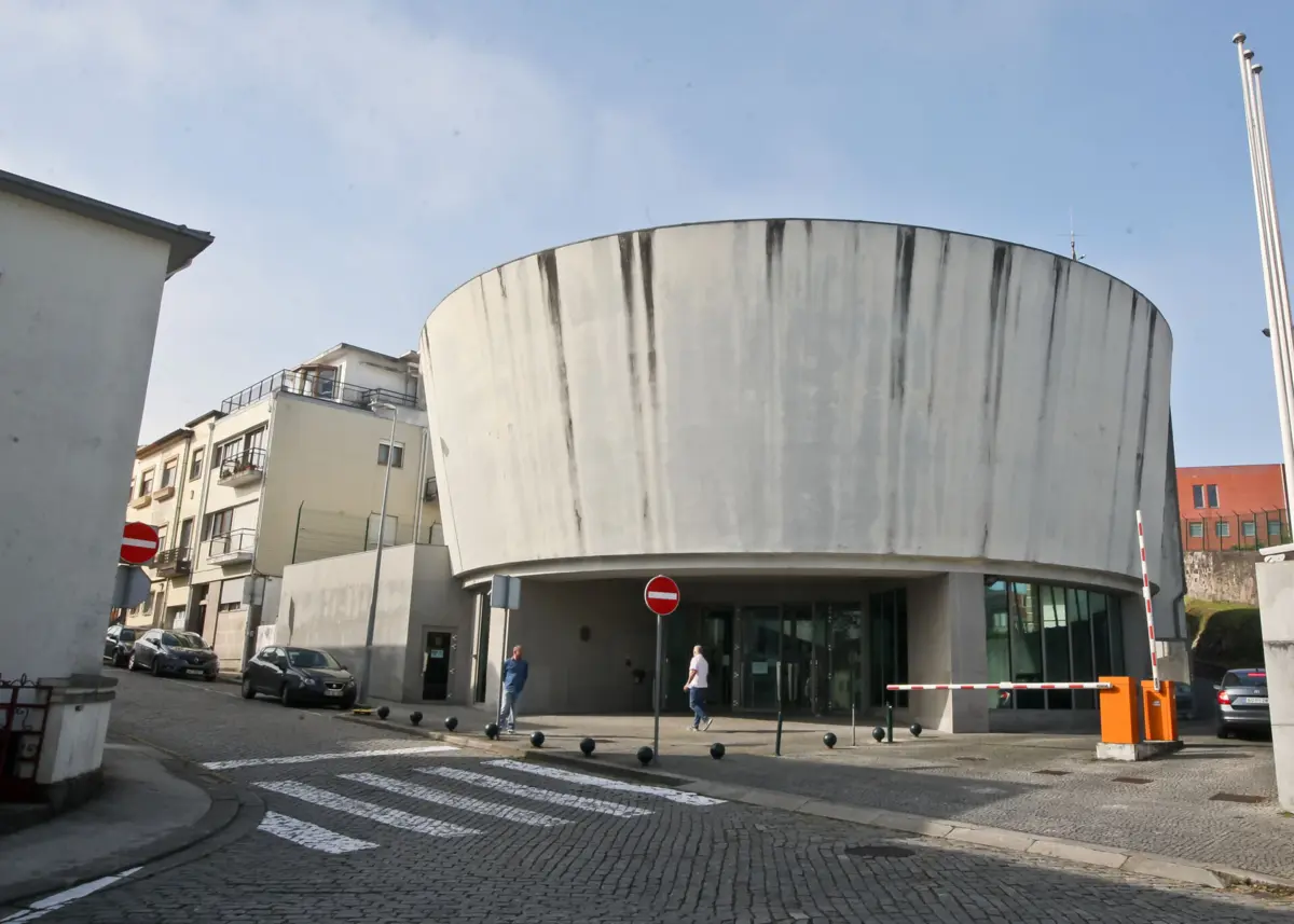 O homem, sem antecedentes criminais, foi detido pela PJ