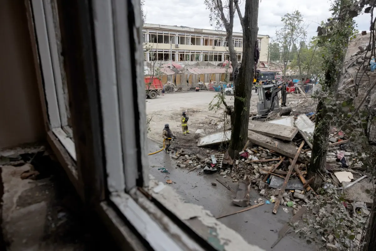 Serviços de emergência atuam em Kramatorsk, em Donetsk, após bombardeamentos russos