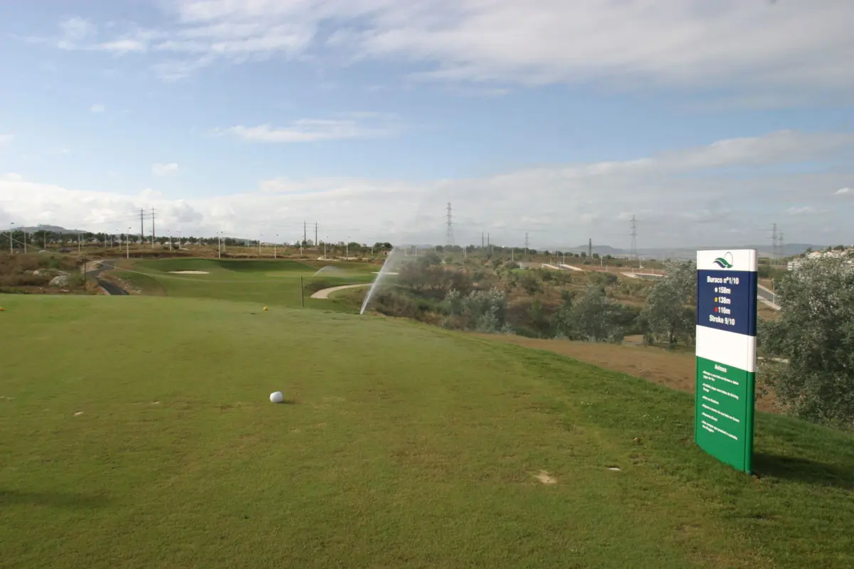 Imagem de contexto do artigo Campo de golfe inutilizado por ativistas é regado apenas com água da chuva