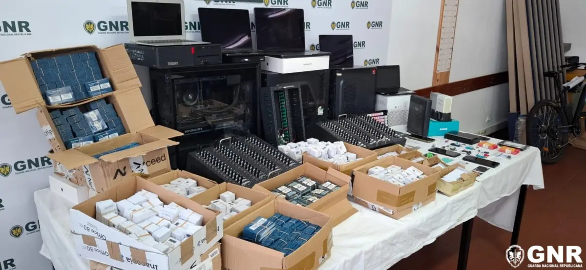 Material apreendido ao suspeito de burlas "Olá Mãe, Olá Pai"