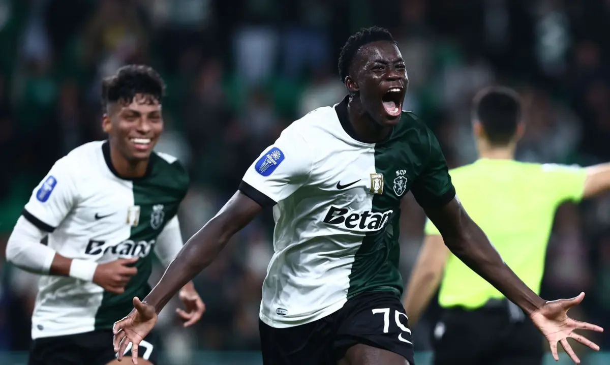 Salvador Blopa festeja o primeiro golo da carreira na equipa principal do Sporting