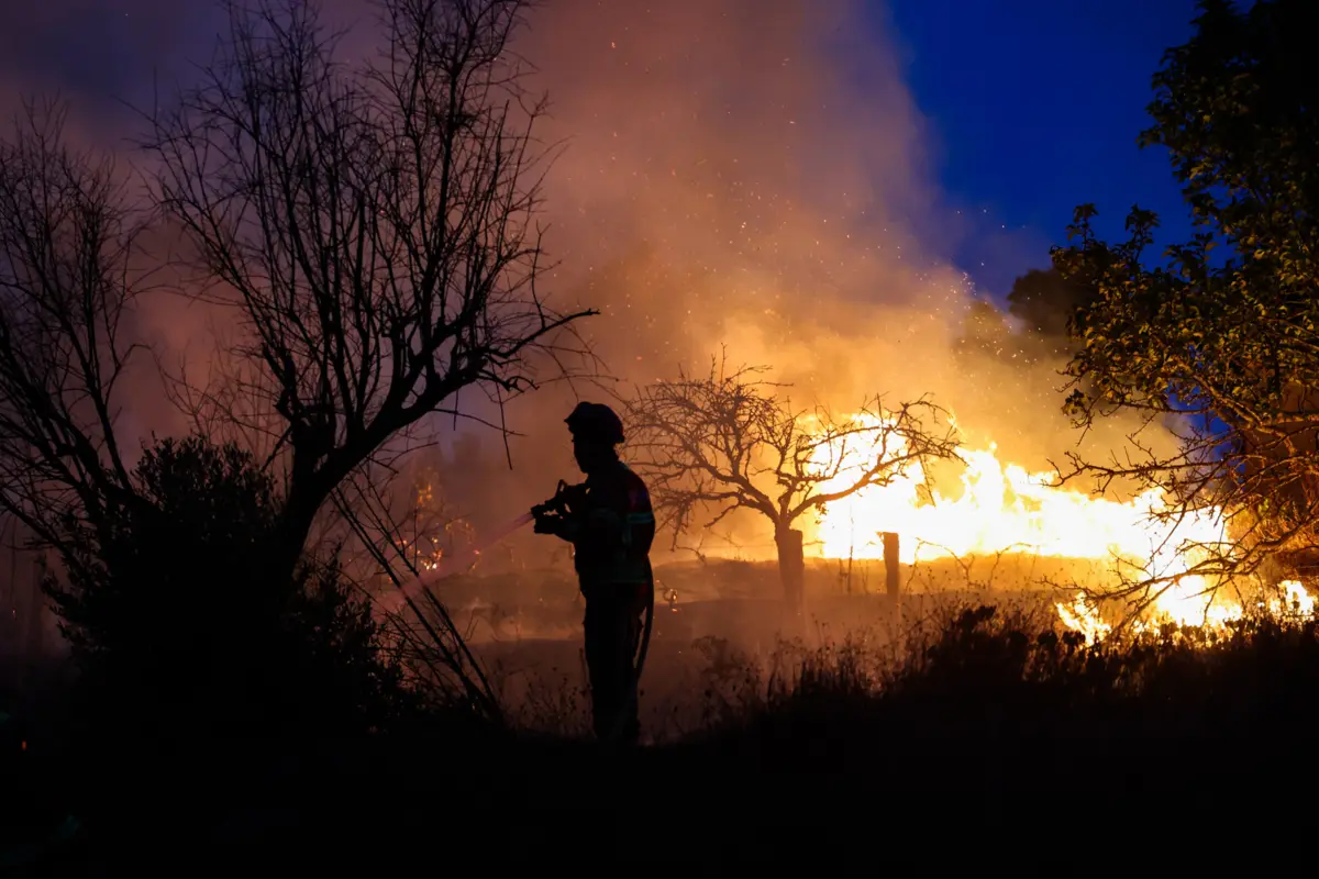 O fogo lavra em zona de mato, estando o combate a ser dificultado pelo vento forte que se faz sentir no local