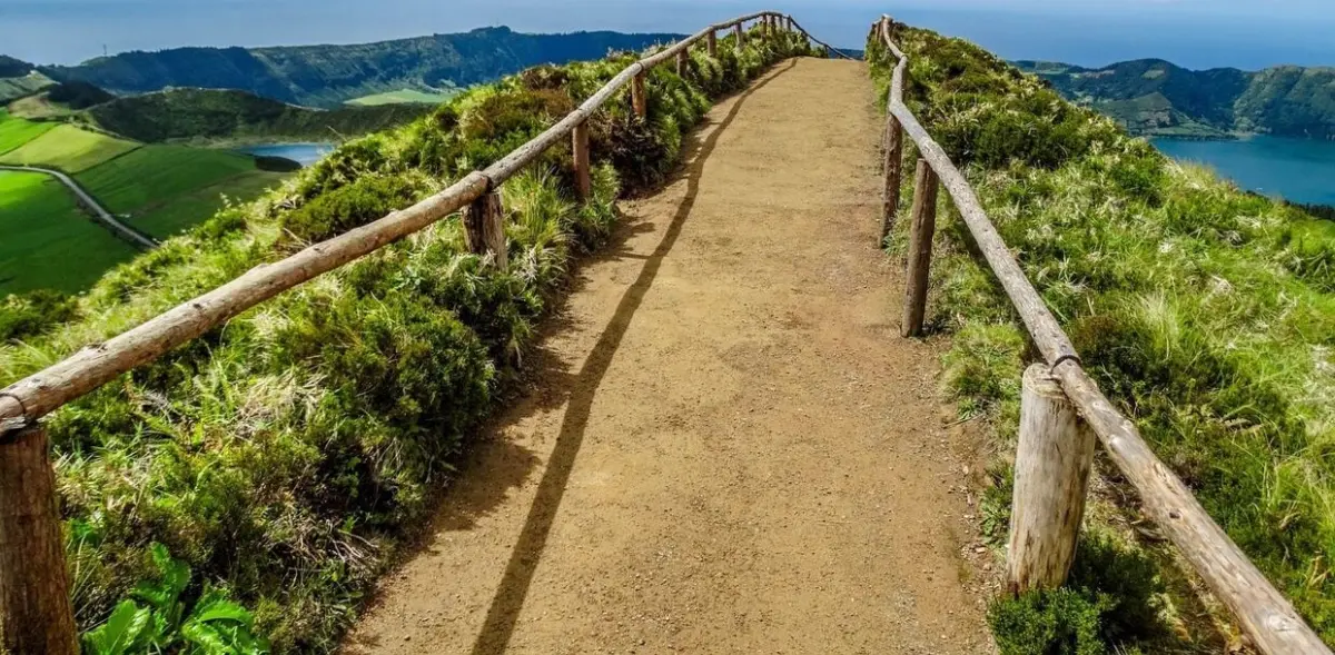 Nos Açores existem cerca de 100 trilhos pedestres homologados