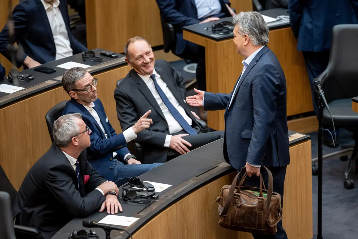 Partido da Liberdade (de extrema-direita), de Herbert Kickl (sentado, ao centro), venceu pela primeira vez uma eleição nacional em setembro