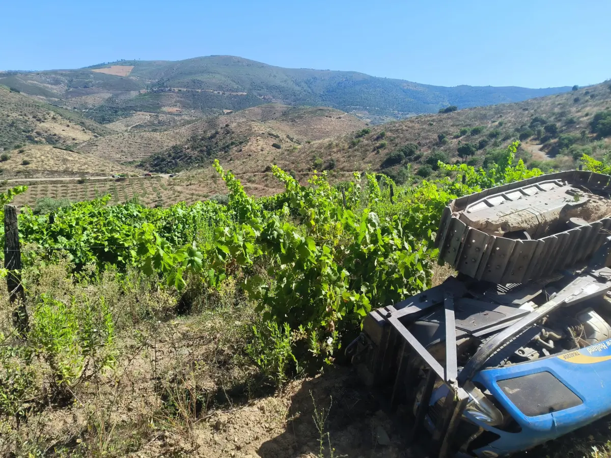 Vítima ficou presa no trator quando este tombou