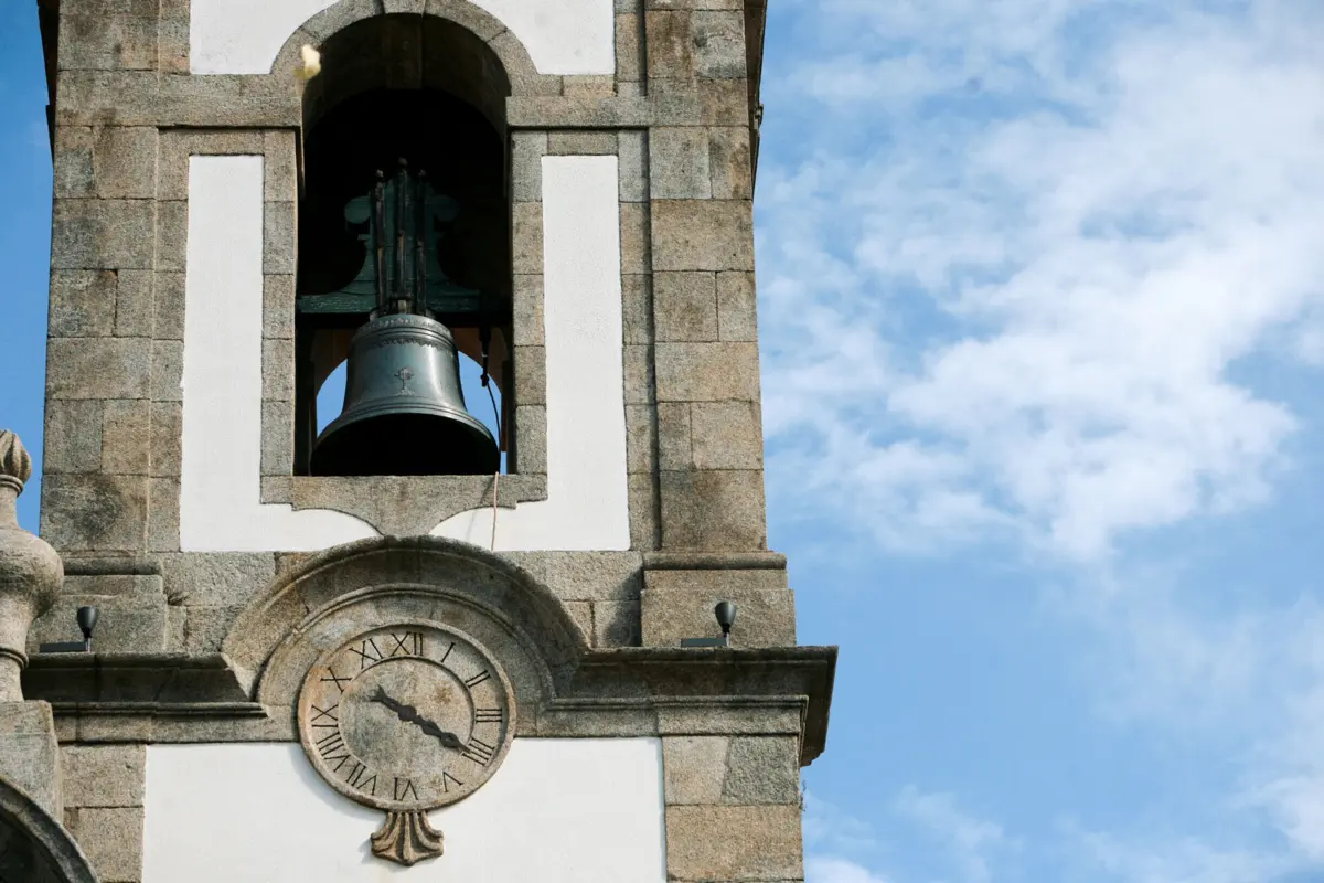 Ladrões efetuaram dezenas de furtos, enquanto as pessoas estavam na Igreja