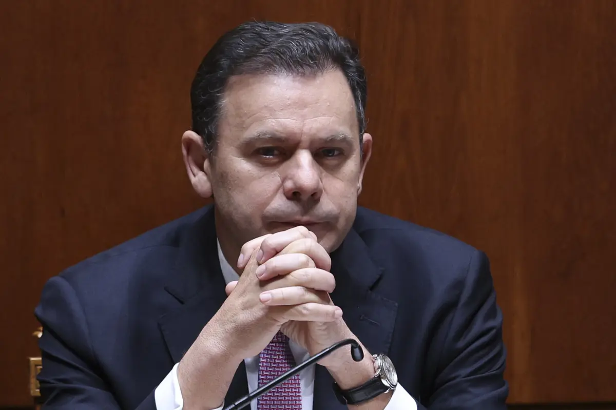 O primeiro-ministro Luís Montenegro disse que o governo vai intervir se o preço dos combustíveis subir permanentemente “nas próximas três, quatro, cinco, dez semanas"