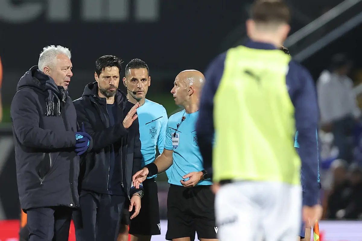 Vítor Bruno contestou a arbitragem de Luís Godinho no final do jogo do F. C. Porto
