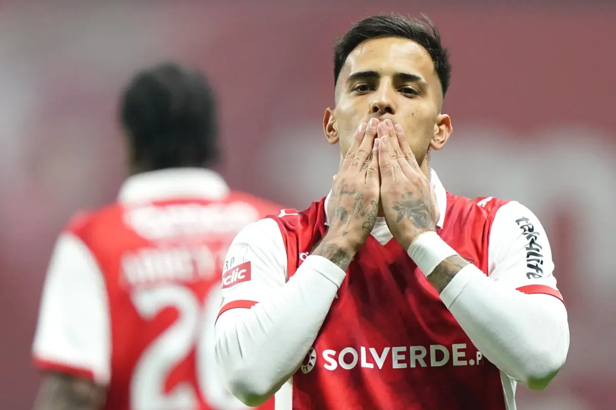 Criativo uruguaio marcou mais dols golos e deu a vitória ao Braga