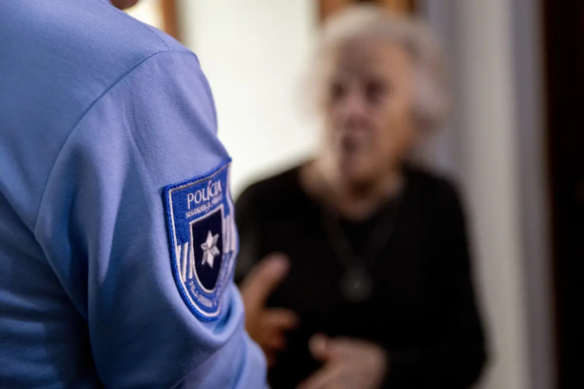 Homem invadiu casa de idosa e adormeceu, sendo detido pela PSP