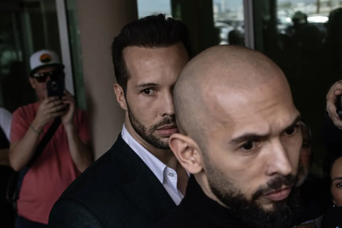 Tristan Tate (esquerda) e Andrew Tate (direita) chegaram aos EUA na quinta-feira