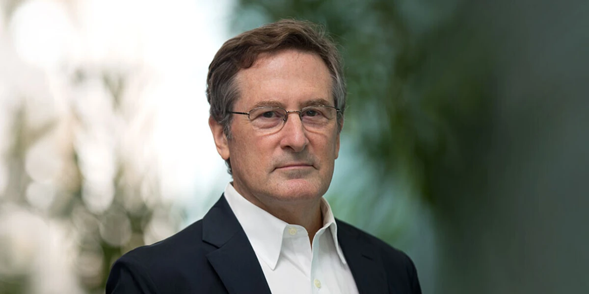 Hall é um cientista americano-suíço que trabalha no Biozentrum, o Centro de Ciências da Vida Molecular da Universidade de Basileia