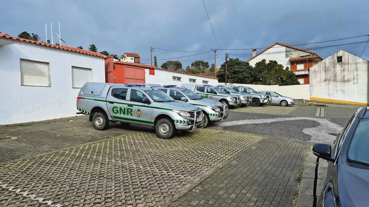 Carros da GNR junto ao campo de futebol levantaram questões na região