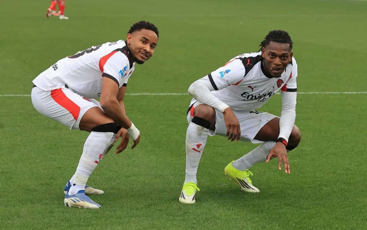 Rafael Leão festeja o golo