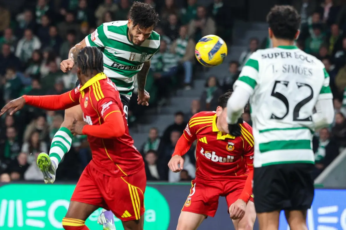 Pós um pontapé de canto cobrado por Trincão, avançado fez, de cabeça, o terceiro golo do Sporting
