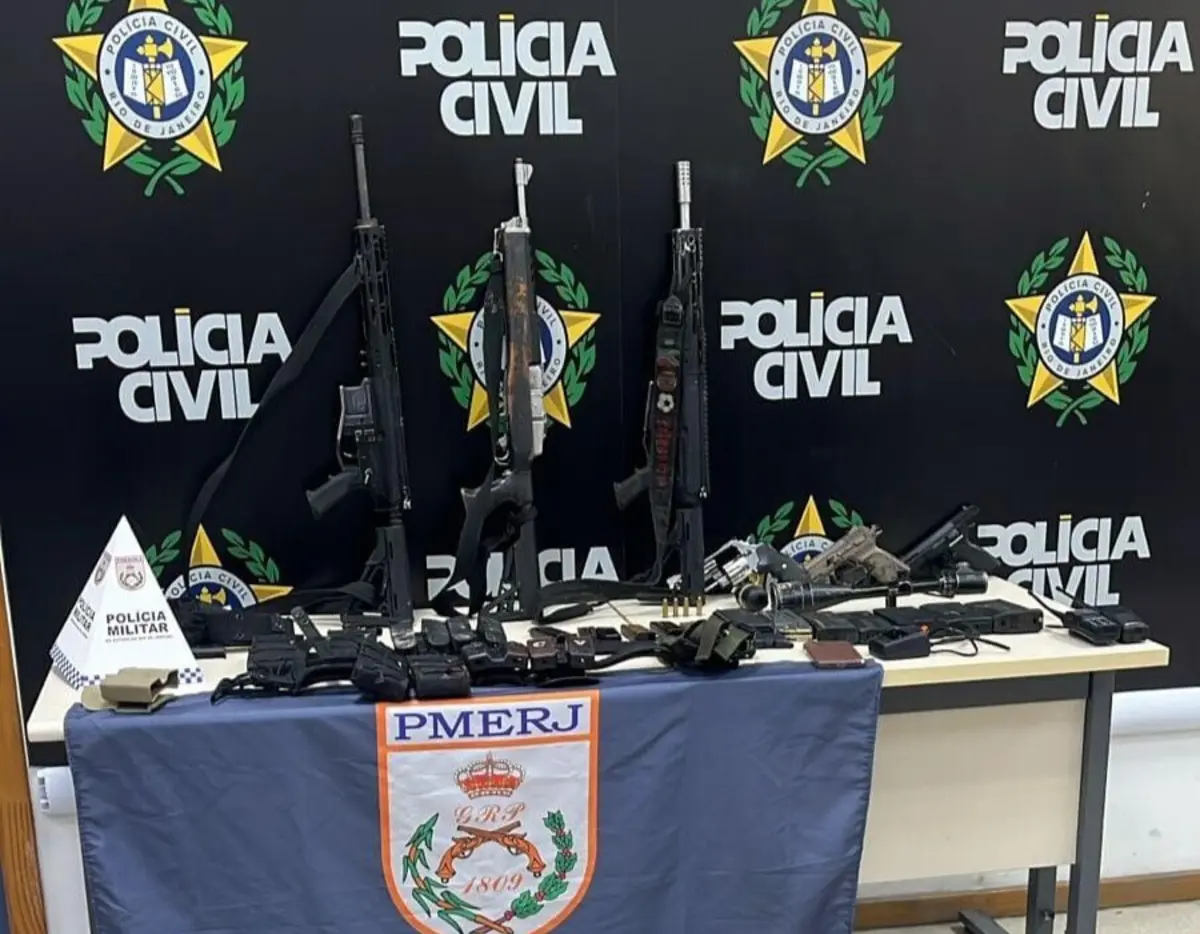 Armas apreendidas durante a operação em Duque de Caxias