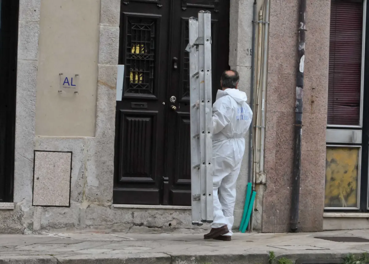 Homem está acusado de morder, mutilar e matar amigo em alojamento local