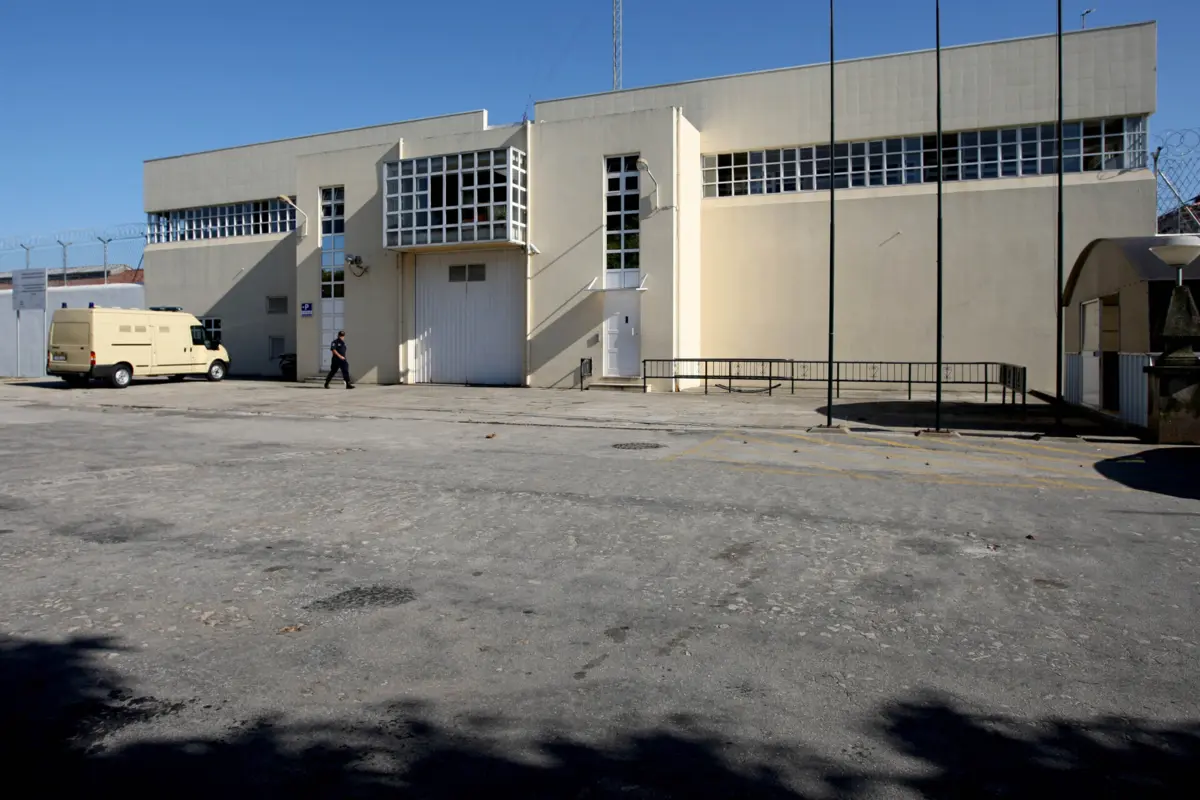 Preso pegou fogo a colchão na cadeia de Paços de Ferreira