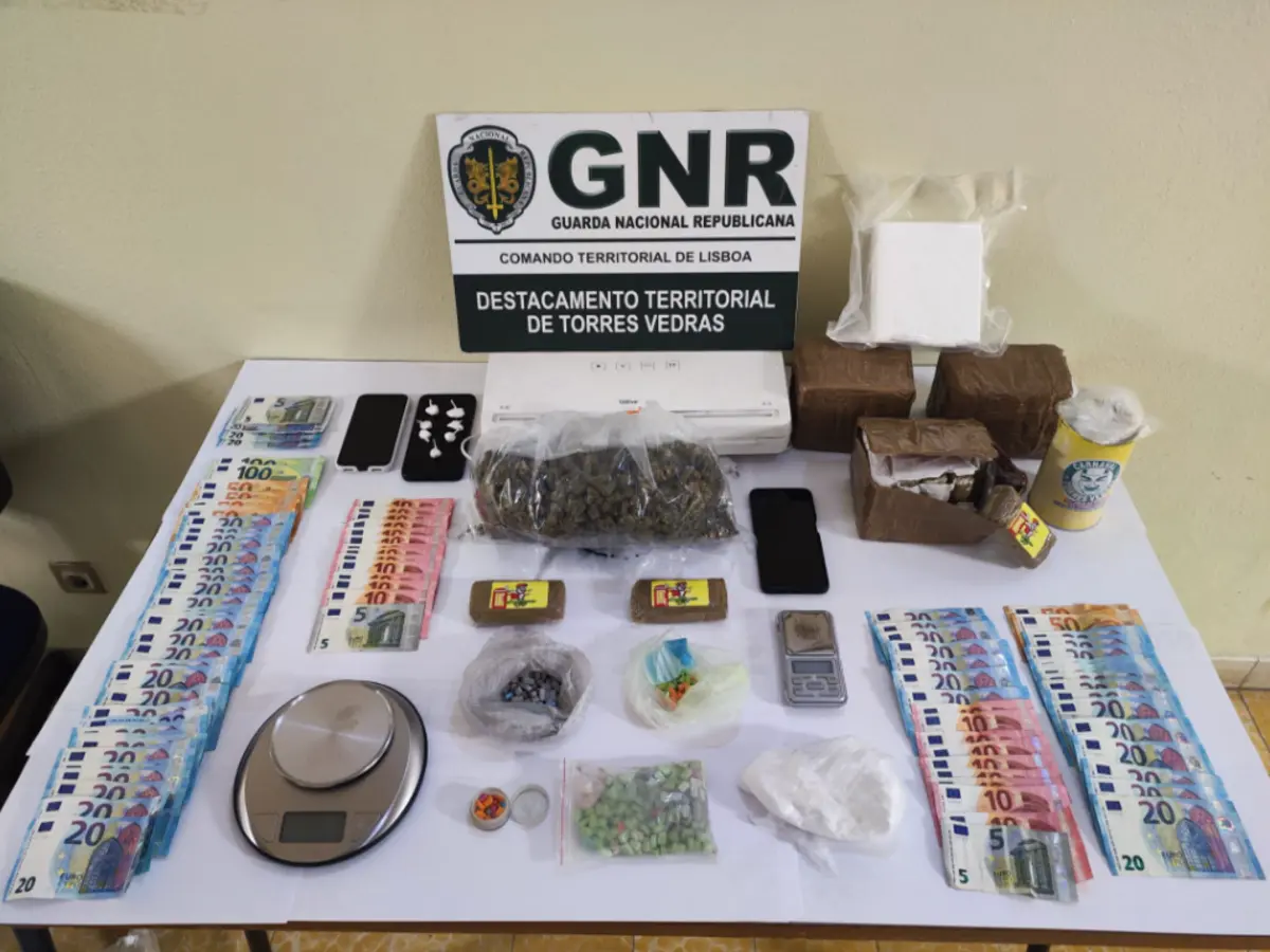 Droga apreeendida a casal de namorados