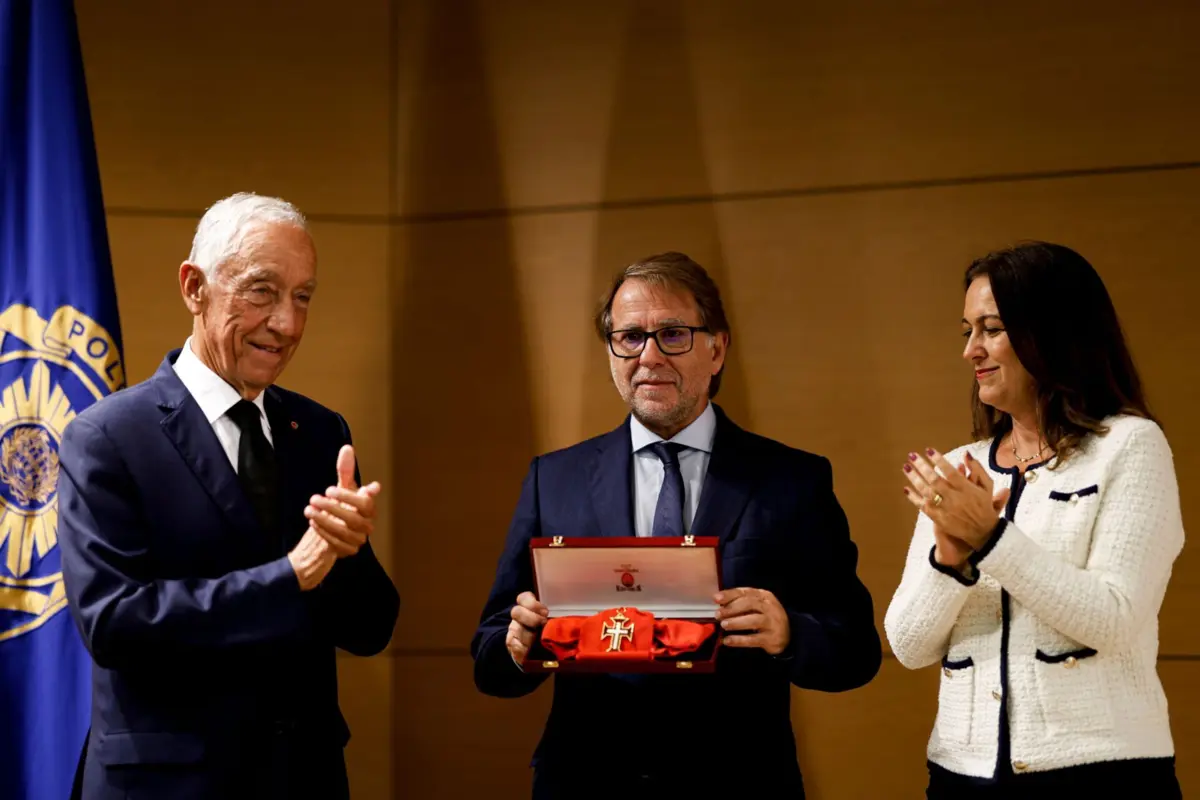 Marcelo Rebelo de Sousa (E), acompanhado pela ministra da Justiça, Rita Alarcão Júdice (D) e pelo diretor nacional da PJ, Luís Neves (C)