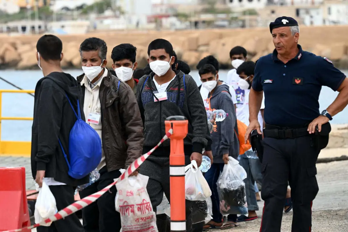 Migrantes resgatados desembarcam em Lampedusa, Itália