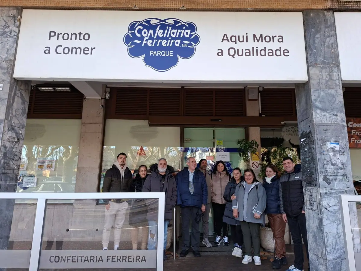 Funcionários à porta da confeitaria