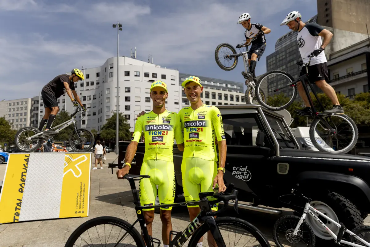 O contrarrelogista Rafael Reis e o colega de equipa Artem Nych, vencedor da última Volta a Portugal