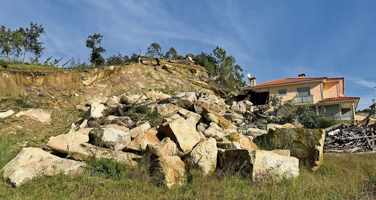 Pedras de grandes dimensões caíram sobre a habitação onde o jovem casal acabou por perder a vida