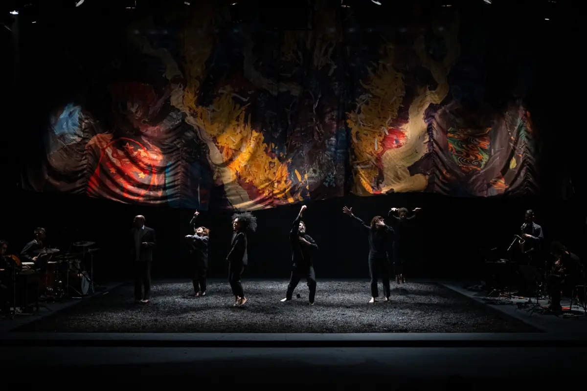 Espetáculo coloca em cena 21 músicos e intérpretes num carrossel de quase 30 cenas