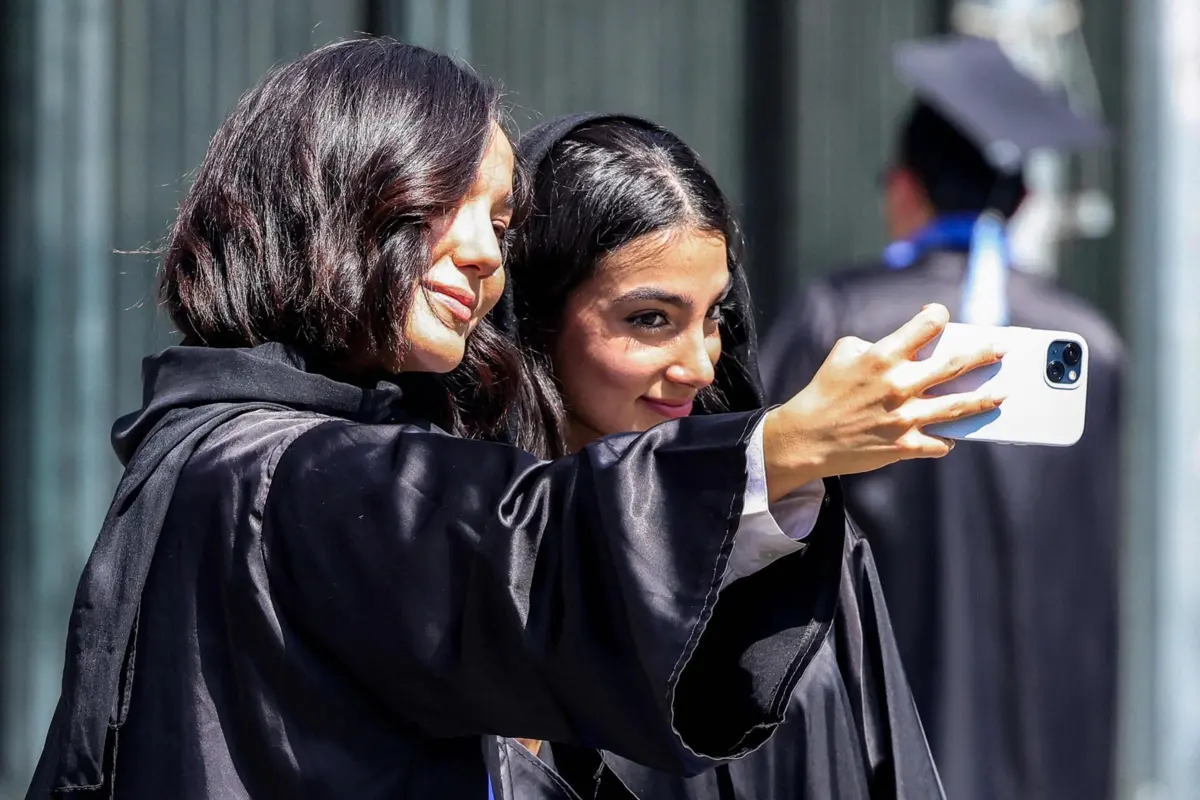 Imagem de contexto do artigo Figuras públicas com exceções na censura à Internet despertam polémica no Irão