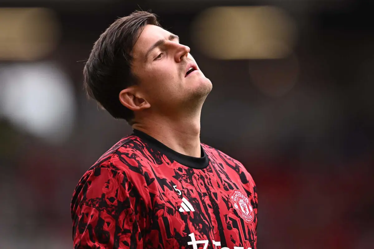 Harry Maguire, central do Manchester United, é motivo de chacota em Inglaterra. Defesa mantém-se firme e quis permanecer em Old Trafford
