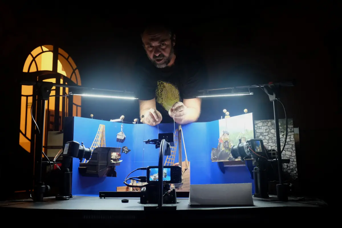 “Peregrinação”, em cena no Porto, é teatro de papel bem-humorado e arejado.