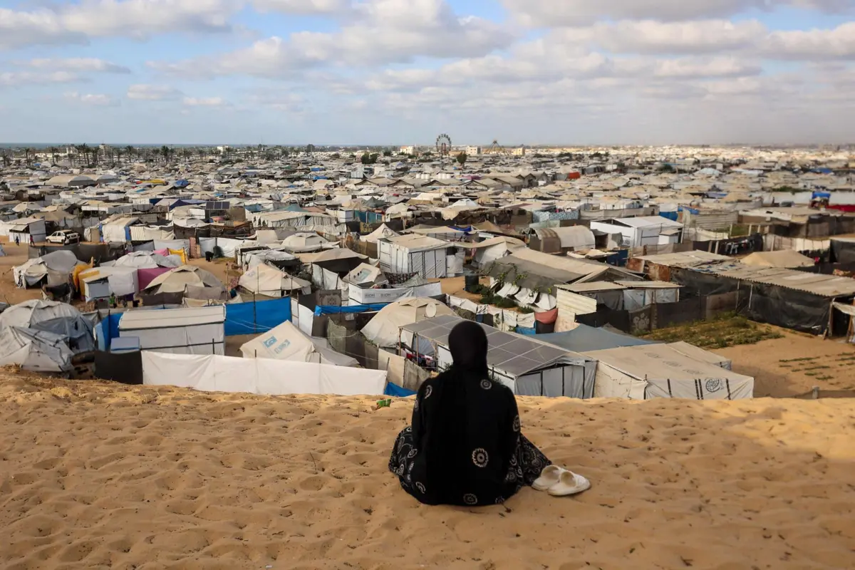 O plano de cessar-fogo prevê três fases: a libertação dos reféns, o desarmamento do Hamas e a reconstrução gradual do território