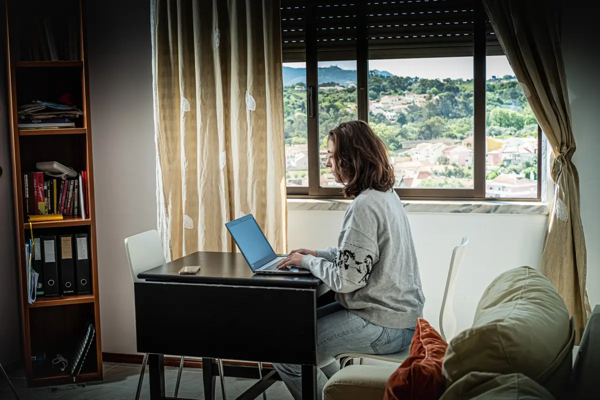 A UGT defende, em particular, que é necessário "garantir que os teletrabalhadores dispõem de mecanismos efetivos de representação na empresa e que os representantes dos trabalhadores tenham acesso aos locais de tele