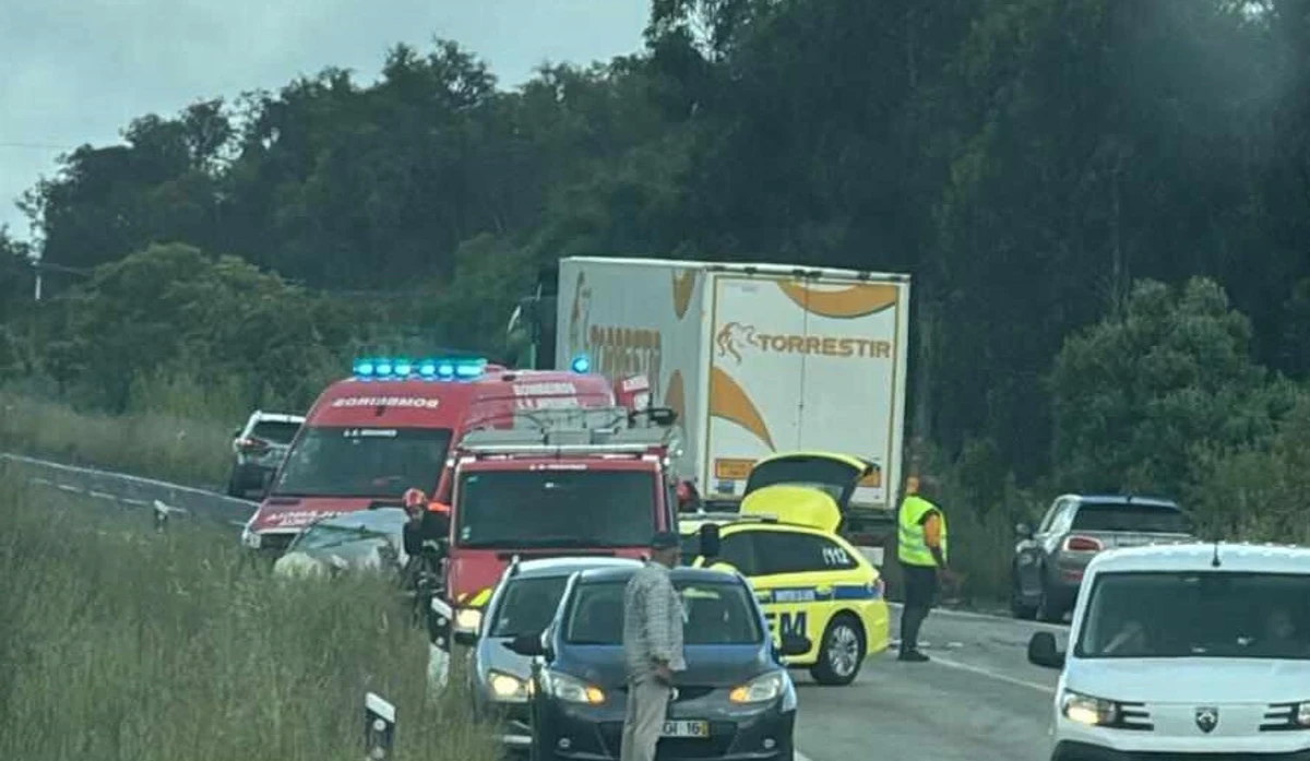 Imagem de contexto do artigo Jovem de 20 anos morre numa colisão no IC1 em Silves