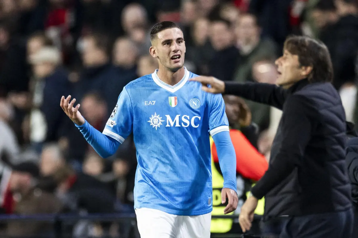 Lorenzo Lucca já jogou no Estádio da Luz esta época com a camisola do Nápoles