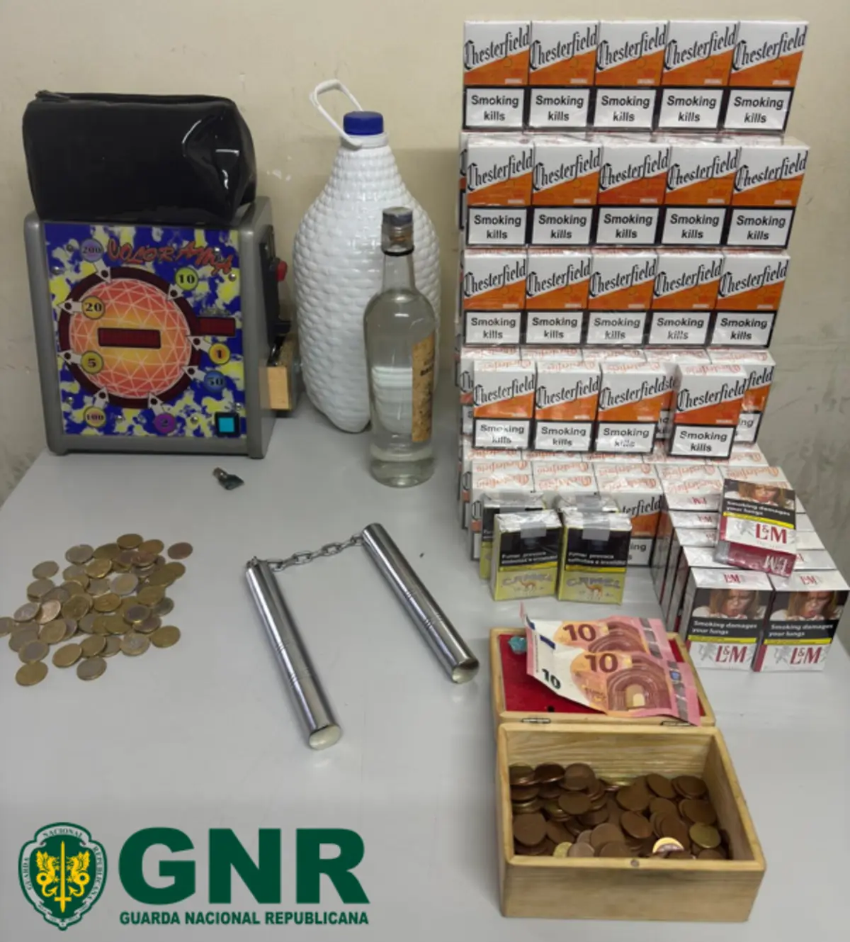 GNR apreendeu máquina de jogo ilegal, tabaco sem estampilha fiscal e uma matraca