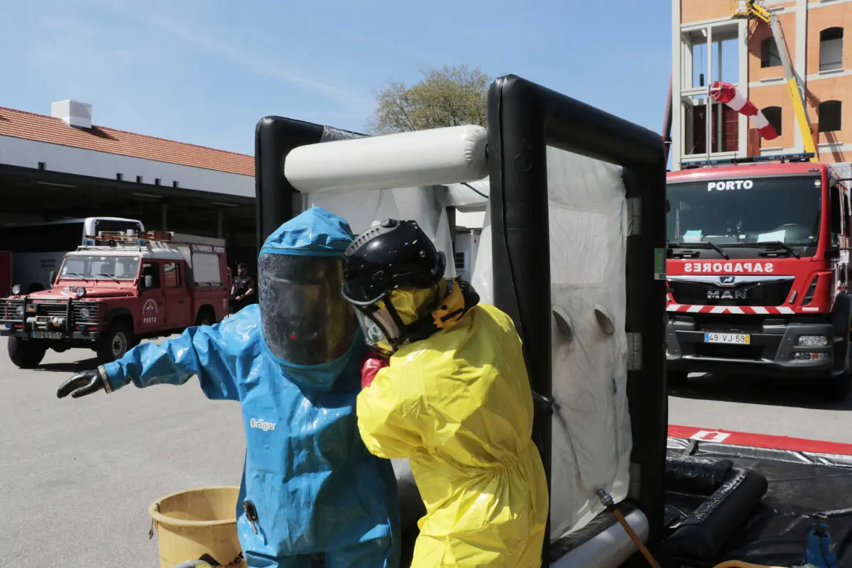 Fato estanque para matérias perigosas só é removido com ajuda