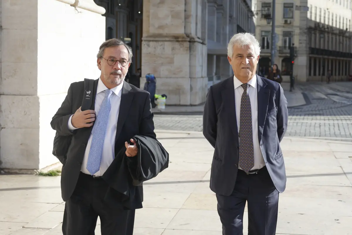 Luís Vaz das Neves (à direita), acompanhado pelo advogado