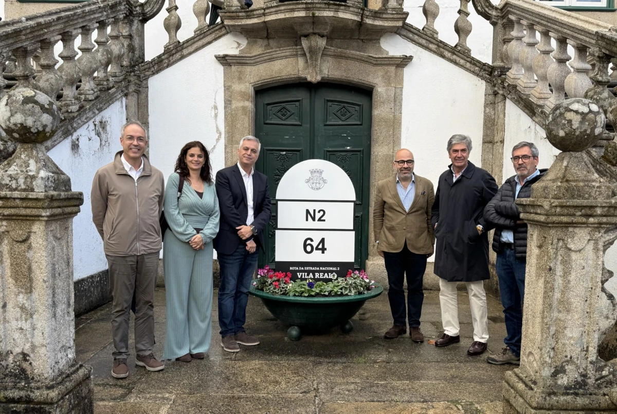 Ministro Pinto Luz (ao centro do lado direito), na Estrada Nacional n.º 2, em Vila Real