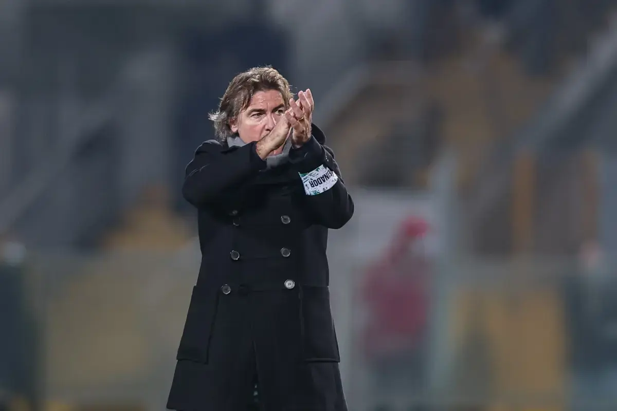 Sá Pinto mantém-se no Irão, onde o futebol não parou, apesar de o clima da tensão já ter provocado milhares de mortos