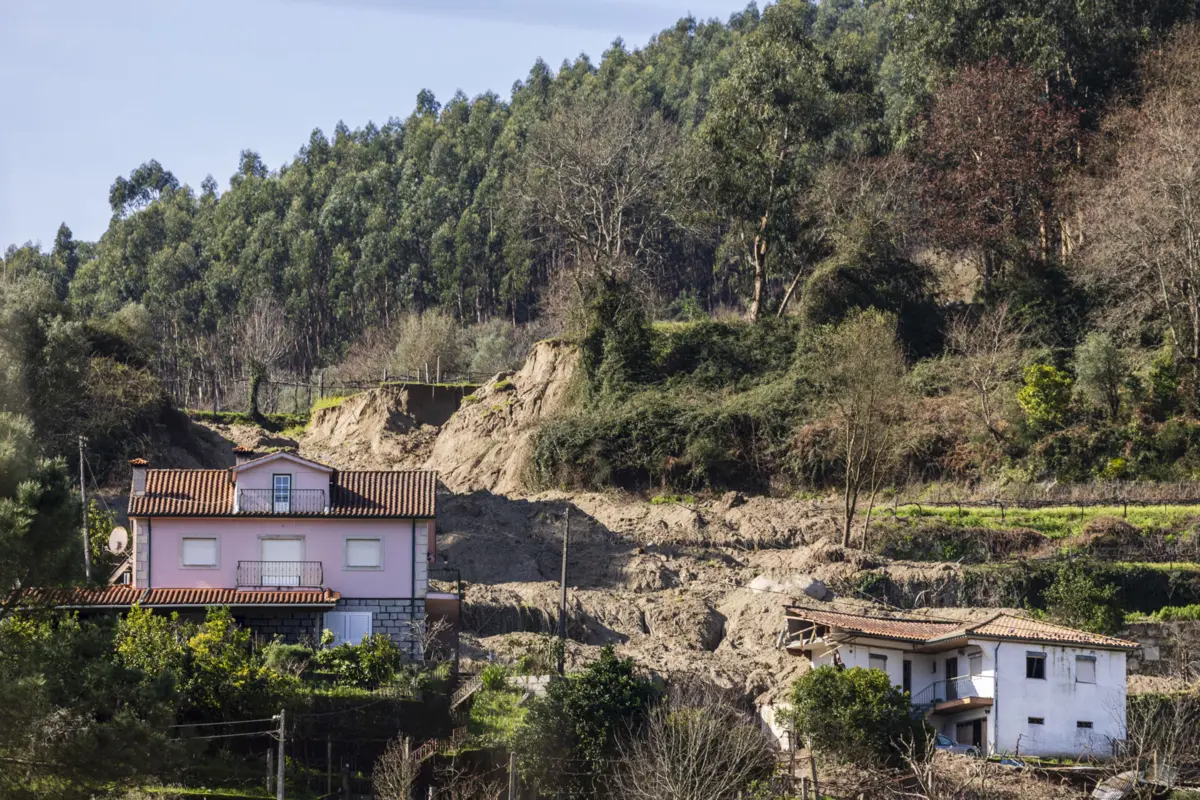 Encosta desabou, derrubou muros e invadiu as casas. Famílias tiveram de sair a correr. Começaram agora a voltar