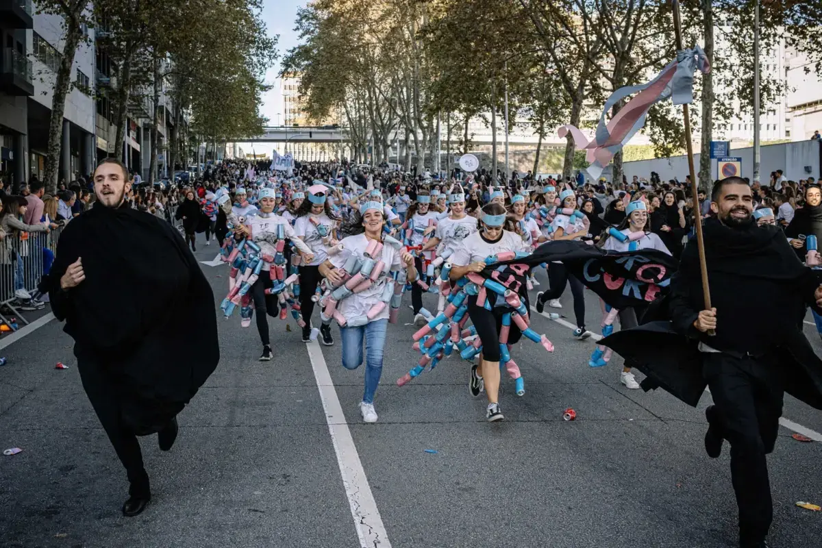 Todos os anos, o Cortejo da Latada junta milhares de estudantes na Baixa do Porto